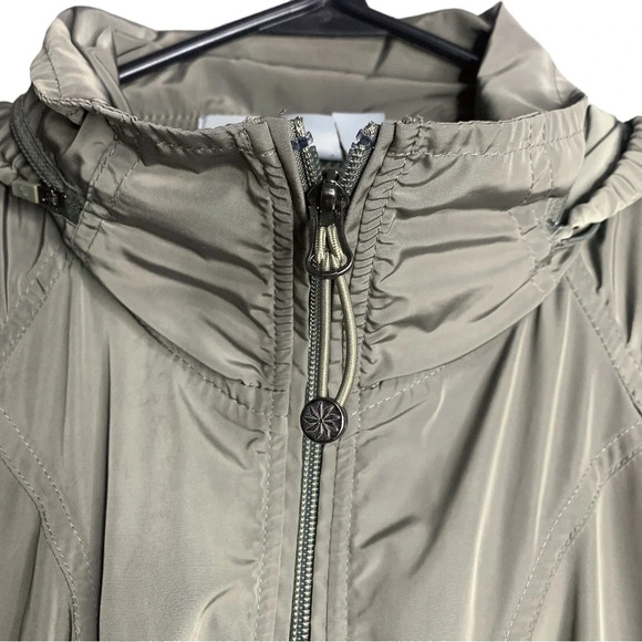 Athleta Drippity Olive Green Longline Windbreaker
Jacket Size XS - Picture 7 of 7